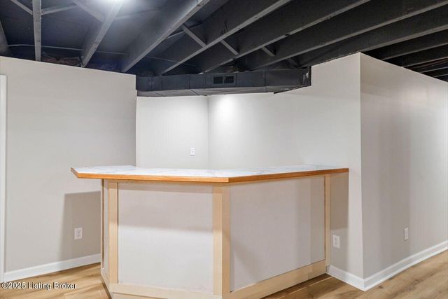 605 Glen Ct, Louisville, KY 40207