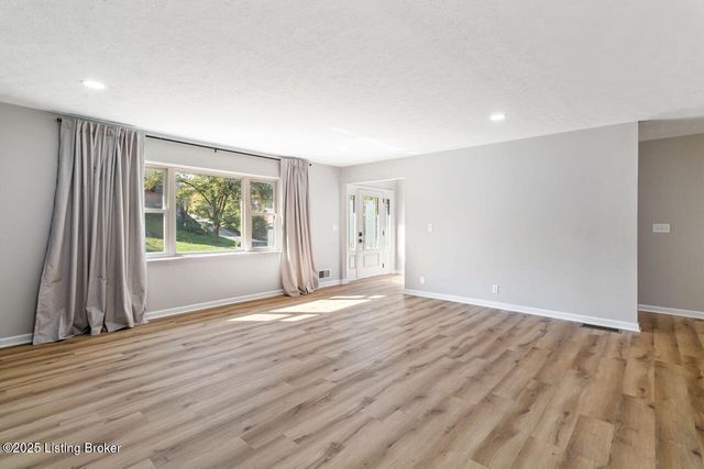 605 Glen Ct, Louisville, KY 40207