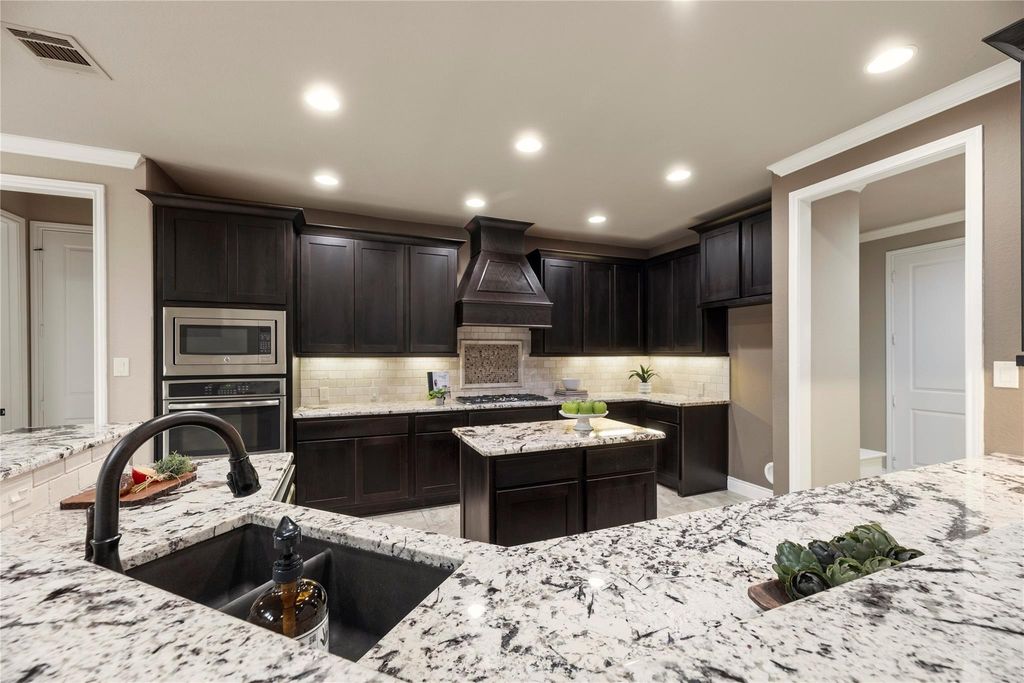 Image 12 of property listing at 10323 Millcreek Manor Lane, Cypress, TX 77433