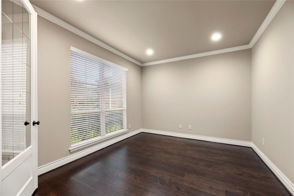 Image 7 of property listing at 10323 Millcreek Manor Lane, Cypress, TX 77433