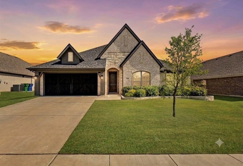 541 Harvest Grove Drive, Waxahachie, TX 75165