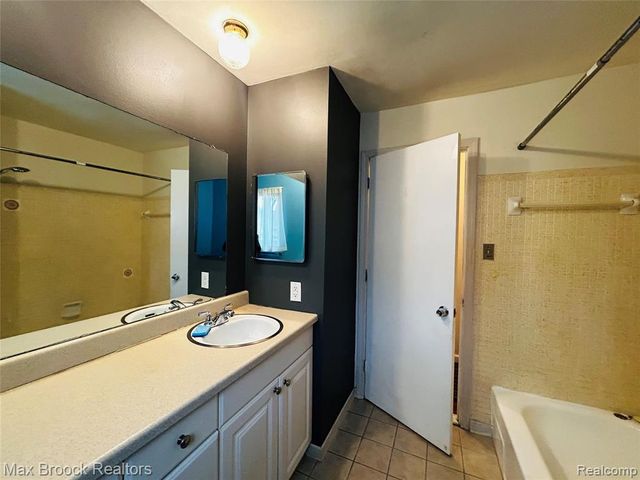 4113 Telegraph Road B-117, Bloomfield Hills, MI 48302