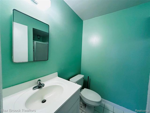 4113 Telegraph Road B-117, Bloomfield Hills, MI 48302