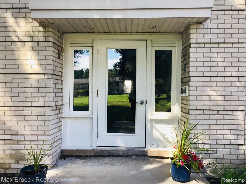 4113 Telegraph Road B-117, Bloomfield Hills, MI 48302