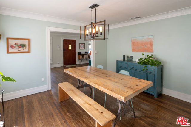 5742 6th Avenue, Los Angeles, CA 90043