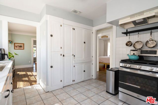 5742 6th Avenue, Los Angeles, CA 90043