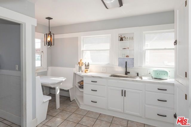 5742 6th Avenue, Los Angeles, CA 90043