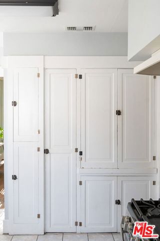 5742 6th Avenue, Los Angeles, CA 90043