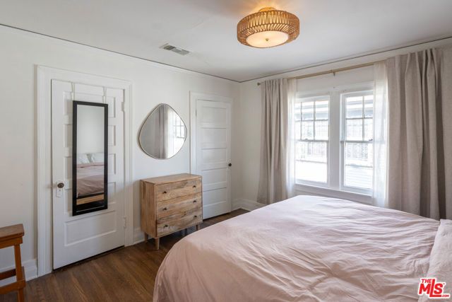 5742 6th Avenue, Los Angeles, CA 90043