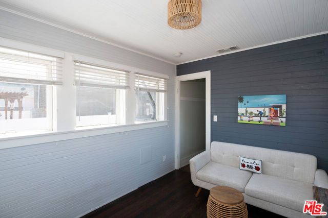 5742 6th Avenue, Los Angeles, CA 90043