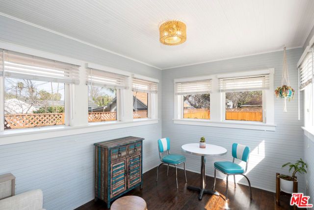 5742 6th Avenue, Los Angeles, CA 90043