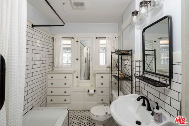 5742 6th Avenue, Los Angeles, CA 90043