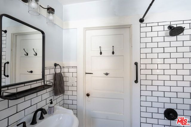 5742 6th Avenue, Los Angeles, CA 90043