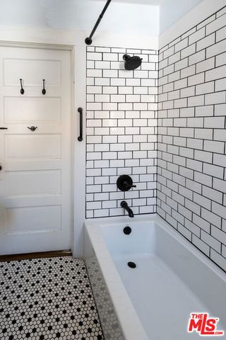 5742 6th Avenue, Los Angeles, CA 90043