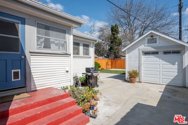 5742 6th Avenue, Los Angeles, CA 90043