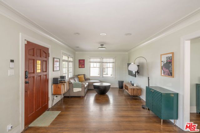 5742 6th Avenue, Los Angeles, CA 90043