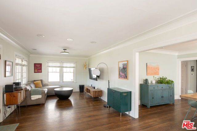 5742 6th Avenue, Los Angeles, CA 90043