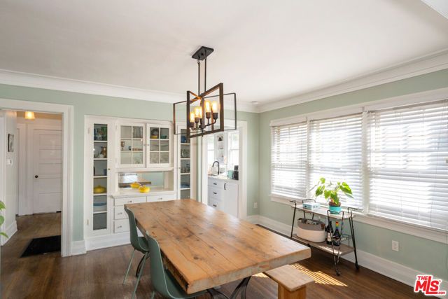 5742 6th Avenue, Los Angeles, CA 90043