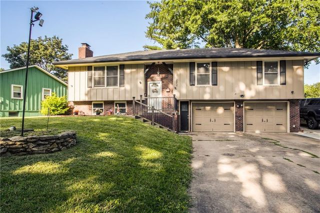 2407 NW 5th Street, Blue Springs, MO 64014