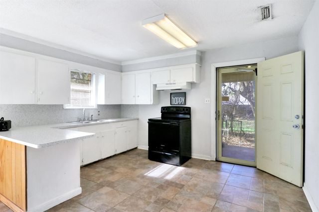 1004 Meadowbrook Dr, Longview, TX 75601