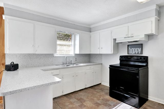 1004 Meadowbrook Dr, Longview, TX 75601