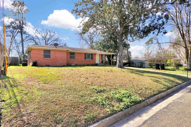 1004 Meadowbrook Dr, Longview, TX 75601