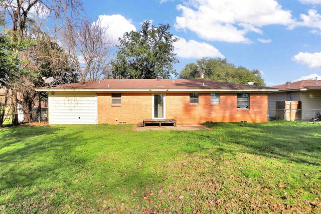 1004 Meadowbrook Dr, Longview, TX 75601