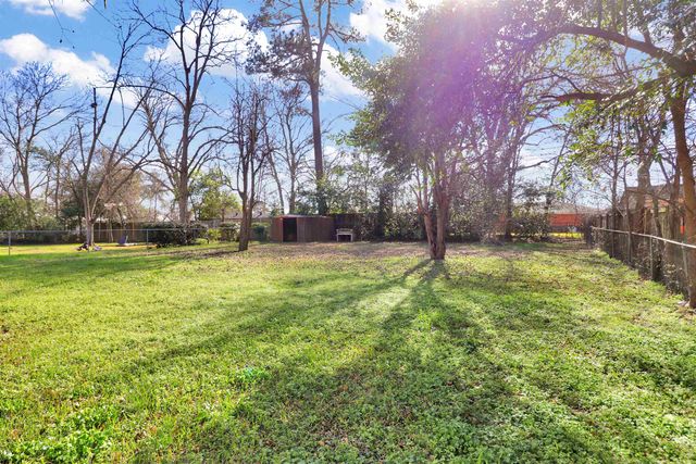 1004 Meadowbrook Dr, Longview, TX 75601