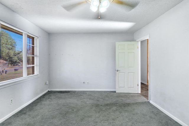 1004 Meadowbrook Dr, Longview, TX 75601