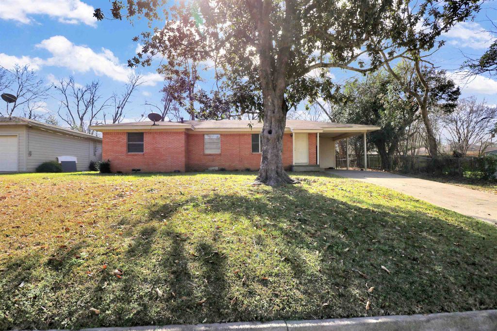 1004 Meadowbrook Dr, Longview, TX 75601