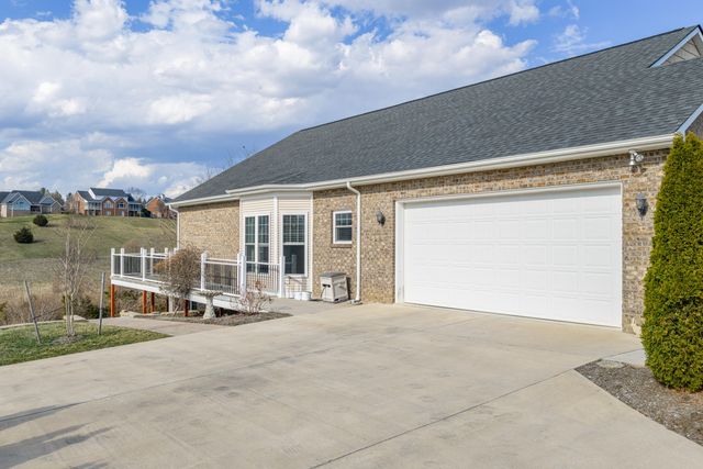 45 Fairway CT, Daleville, VA 24083