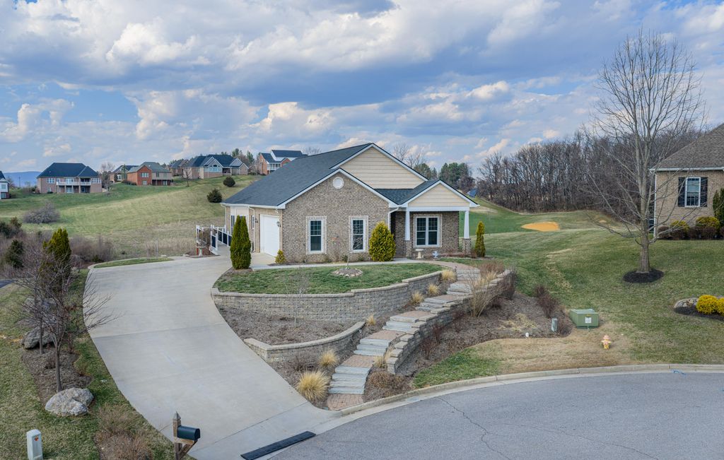45 Fairway CT, Daleville, VA 24083