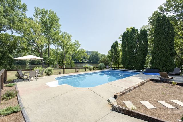 1014 Lakeview Cir, Ashland City, TN 37015