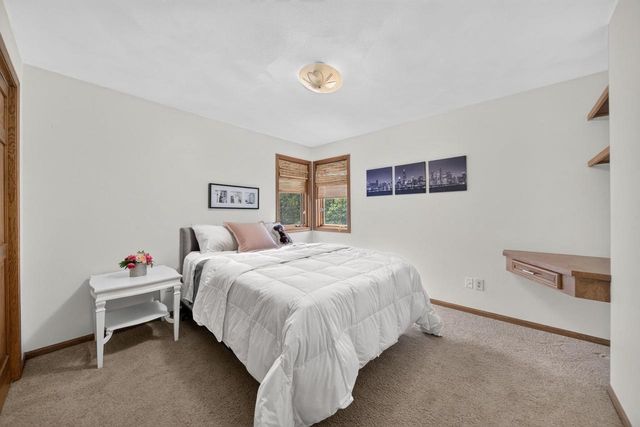 109 OLD ORCHARD LANE, Neenah, WI 54956