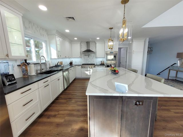 702 Fishermans Road, Baldwin, NY 11510