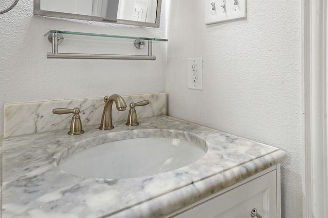 6222 Kenwood Avenue, Dallas, TX 75214