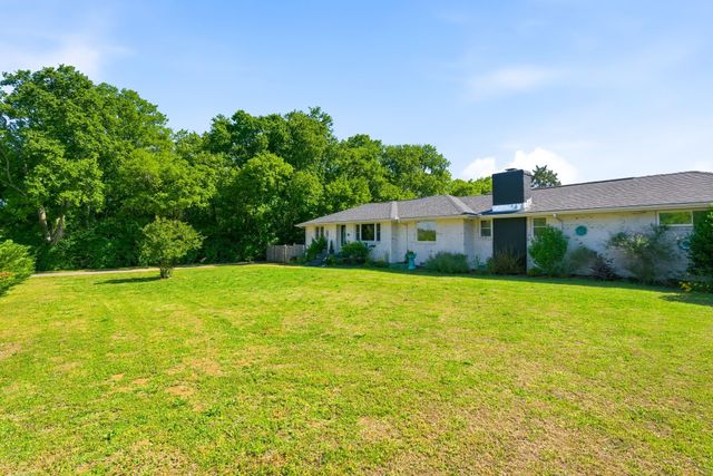 2000 Saint Joseph Dr, Nashville, TN 37218