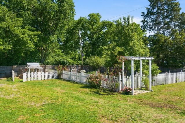 2000 Saint Joseph Dr, Nashville, TN 37218