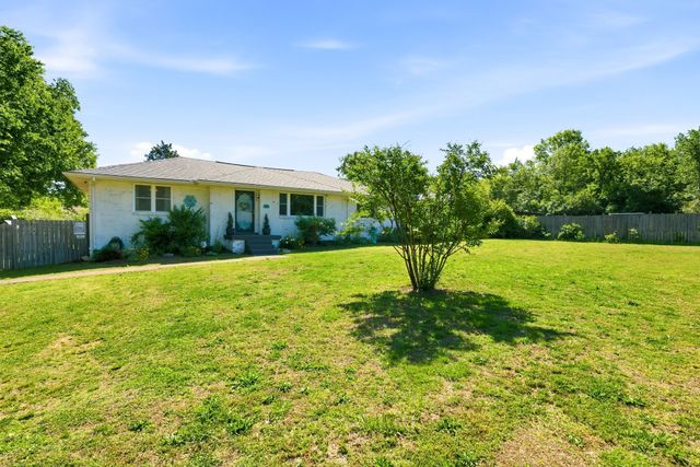2000 Saint Joseph Dr, Nashville, TN 37218