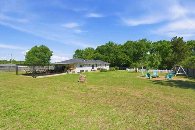 2000 Saint Joseph Dr, Nashville, TN 37218