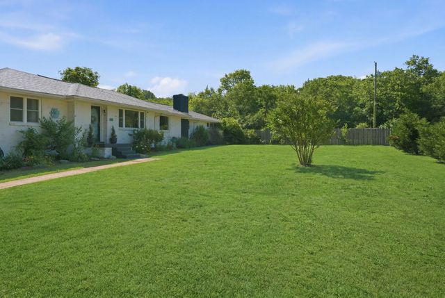 2000 Saint Joseph Dr, Nashville, TN 37218