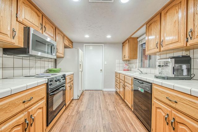 2715 N Marty Avenue, Fresno, CA 93722