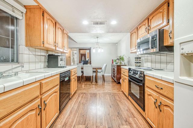 2715 N Marty Avenue, Fresno, CA 93722