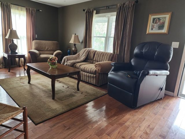 218 E Lake Ave, Celina, TN 38551