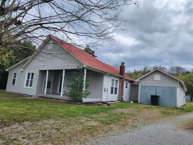 218 E Lake Ave, Celina, TN 38551