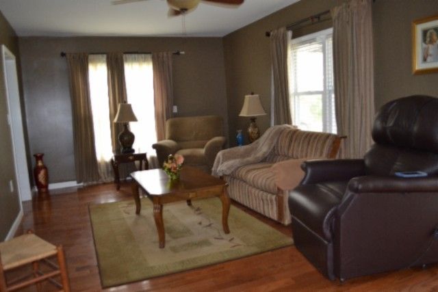 218 E Lake Ave, Celina, TN 38551