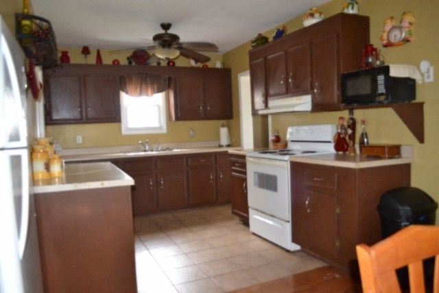 218 E Lake Ave, Celina, TN 38551