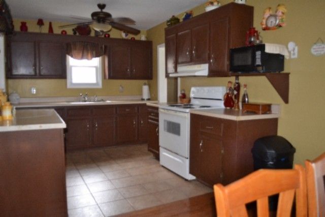 218 E Lake Ave, Celina, TN 38551