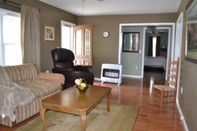 218 E Lake Ave, Celina, TN 38551