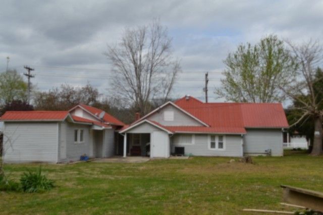 218 E Lake Ave, Celina, TN 38551